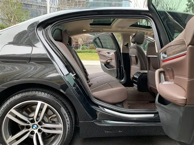 BMW 5 Series — Фото автомобиля 13