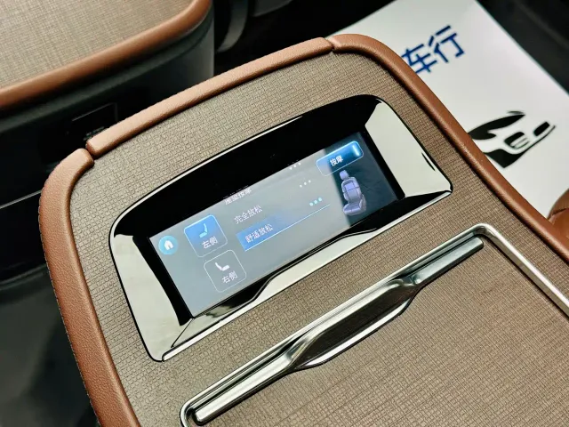 Lincoln Navigator — Фото автомобиля 16