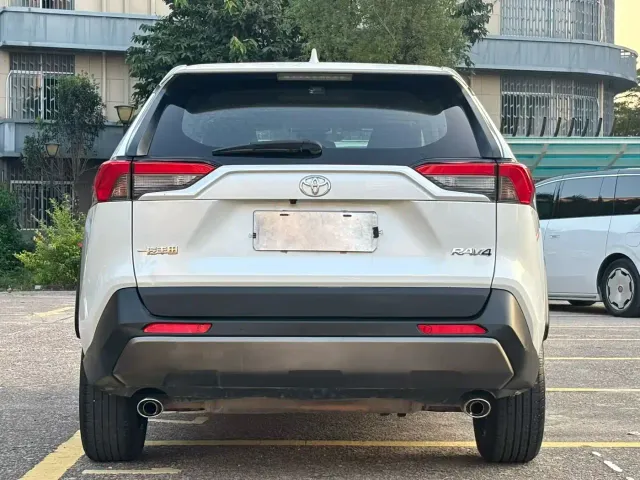 Toyota RAV4 — Фото автомобиля 8