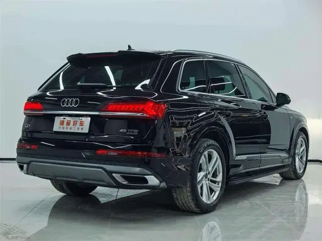 Audi Q7 — Фото автомобиля 4