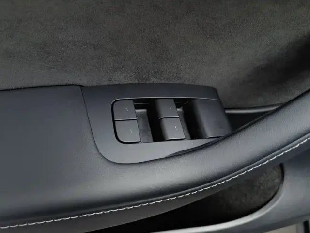 Tesla Model Y — Фото автомобиля 9