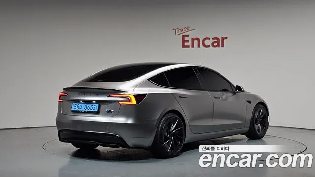 Tesla Model 3 — Фото автомобиля 2