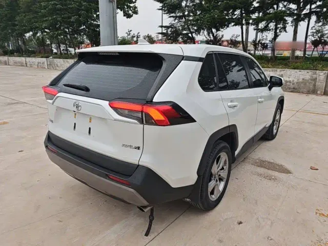 Toyota RAV4 — Фото автомобиля 6