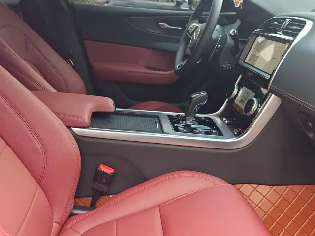Jaguar XEL — Фото автомобиля 5