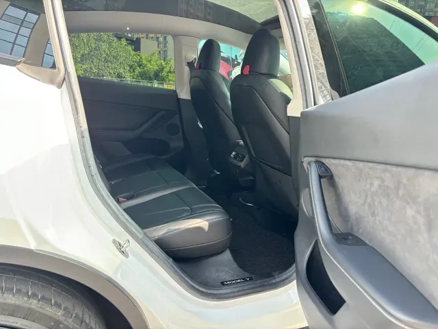 Tesla Model Y — Фото автомобиля 14
