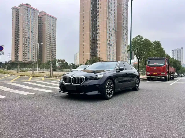 Фотография автомобиля — BMW 5 Series