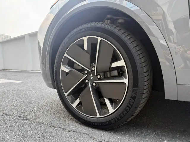Li Auto L9 — Фото автомобиля 6
