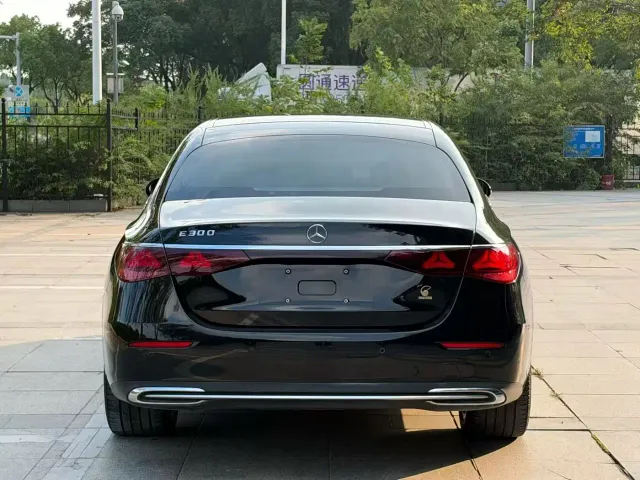 Mercedes-Benz E-Class — Фото автомобиля 4
