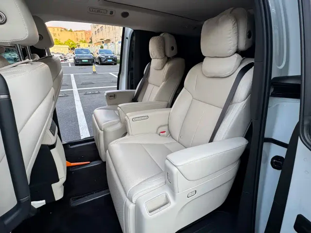 Li Auto MEGA — Фото автомобиля 8