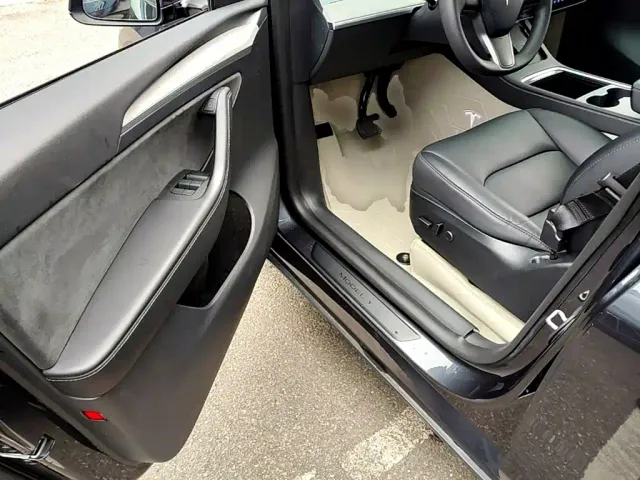 Tesla Model Y — Фото автомобиля 15