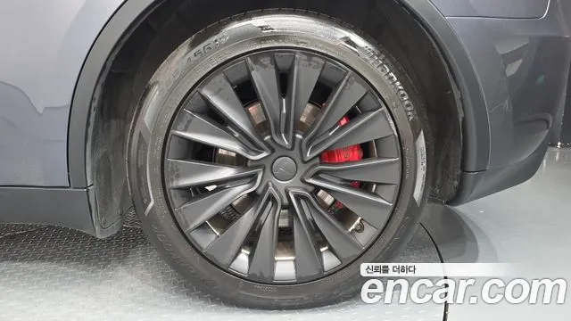 Tesla Model Y — Фото автомобиля 6