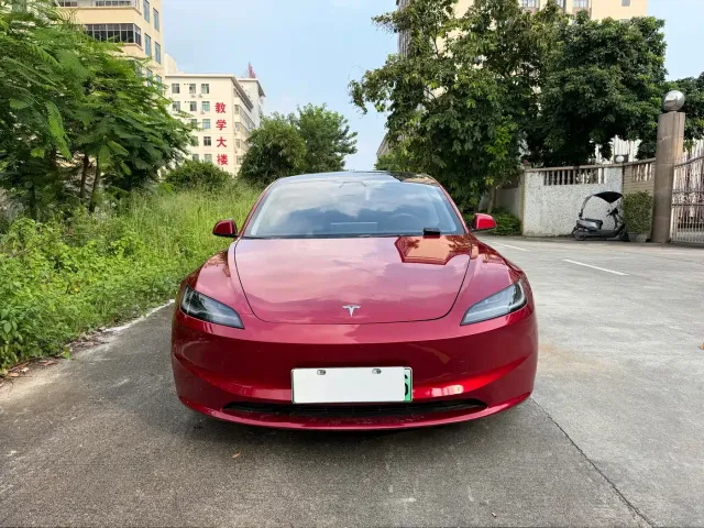 Tesla Model 3 — Фото автомобиля 2