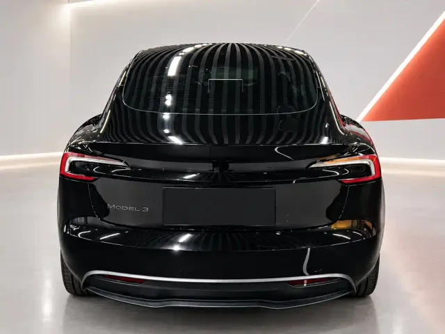 Tesla Model 3 — Фото автомобиля 5