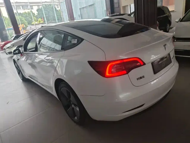 Tesla Model 3 — Фото автомобиля 4