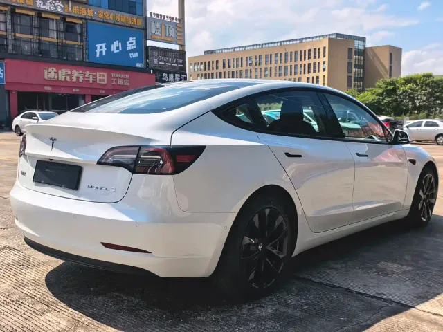 Tesla Model 3 — Фото автомобиля 6