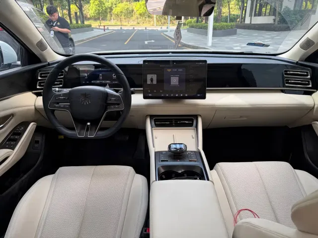 BYD Qin L — Фото автомобиля 6