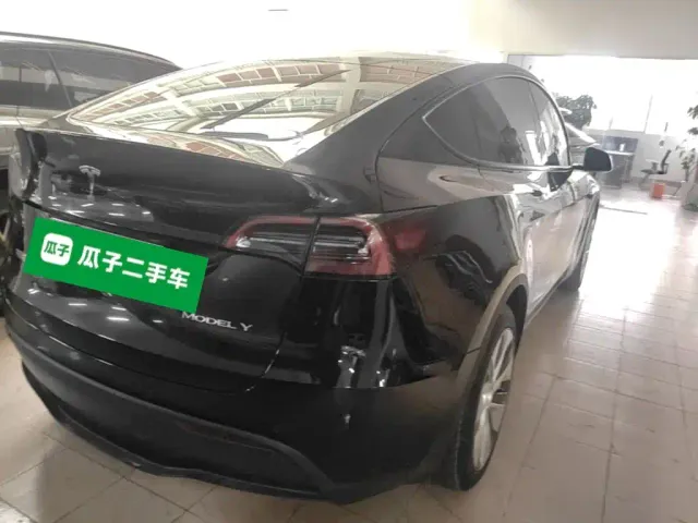 Tesla Model Y — Фото автомобиля 6
