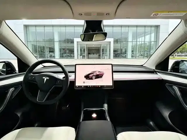 Tesla Model Y — Фото автомобиля 4