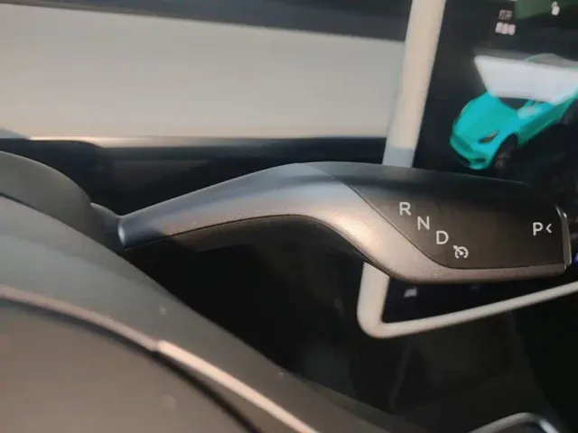Tesla Model Y — Фото автомобиля 13