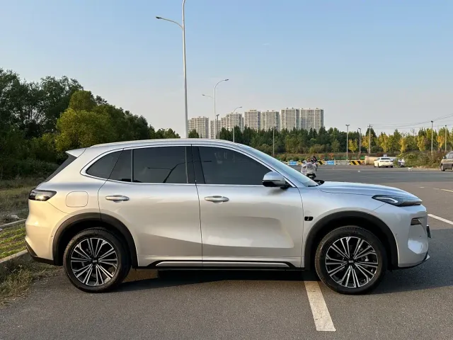 Geely Galaxy Starship 7 EM-i — Фото автомобиля 3