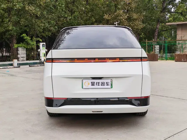 Xpeng X9 — Фото автомобиля 8