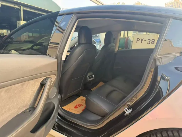 Tesla Model 3 — Фото автомобиля 5
