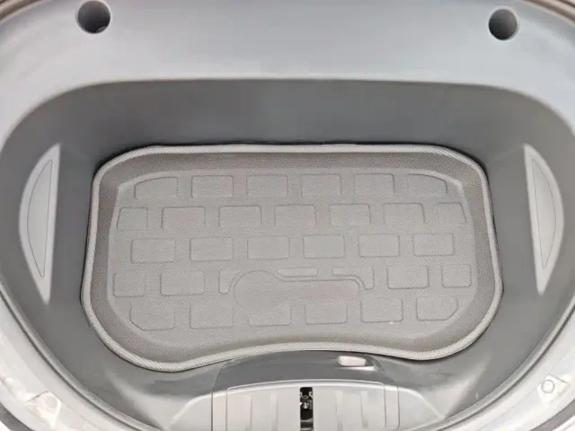 Tesla Model 3 — Фото автомобиля 10