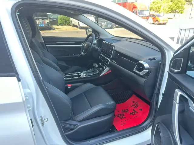 Geely Binyue — Фото автомобиля 5