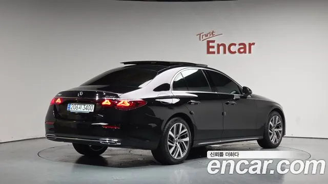 Mercedes-Benz E-Class — Фото автомобиля 2