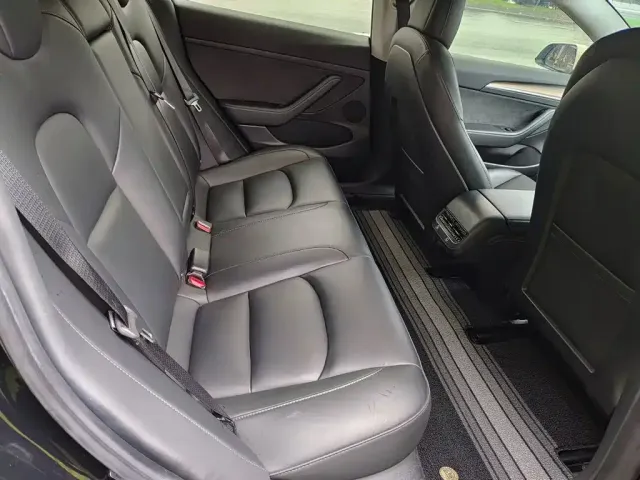 Tesla Model 3 — Фото автомобиля 11