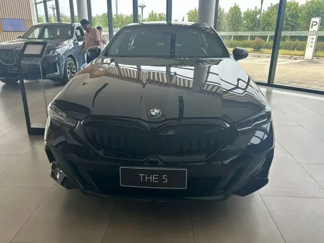 BMW 5 Series — Фото автомобиля 5