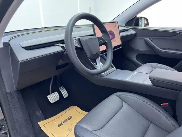 Tesla Model Y — Фото автомобиля 13