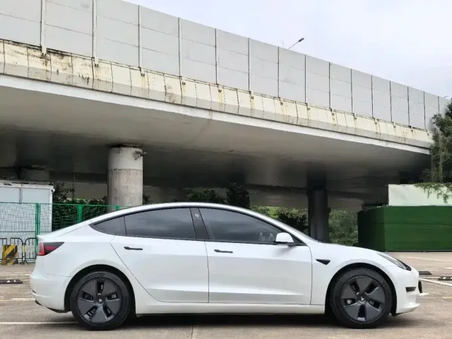 Tesla Model 3 — Фото автомобиля 4