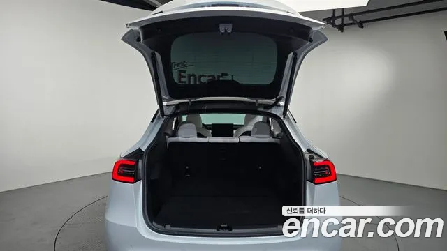 Tesla Model Y — Фото автомобиля 25