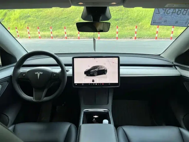 Tesla Model Y — Фото автомобиля 3