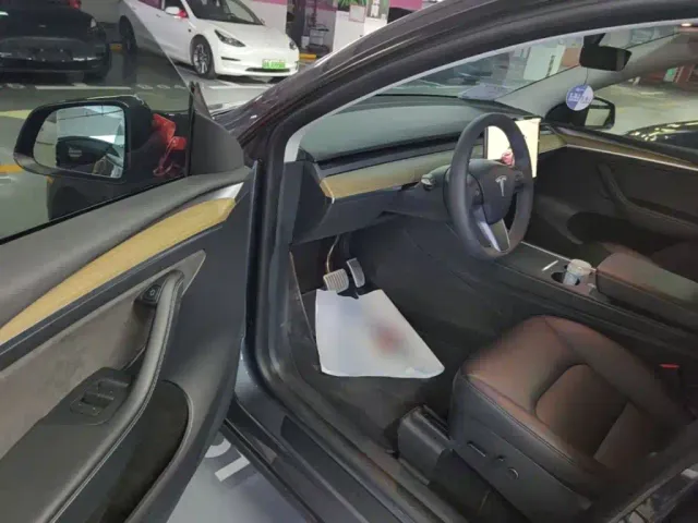 Tesla Model Y — Фото автомобиля 15