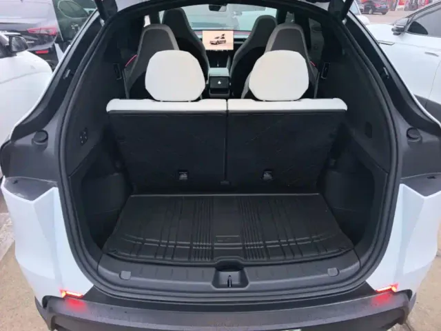 Tesla Model Y L — Фото автомобиля 18