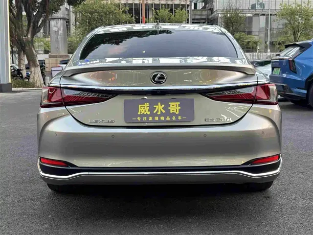 Lexus ES — Фото автомобиля 5