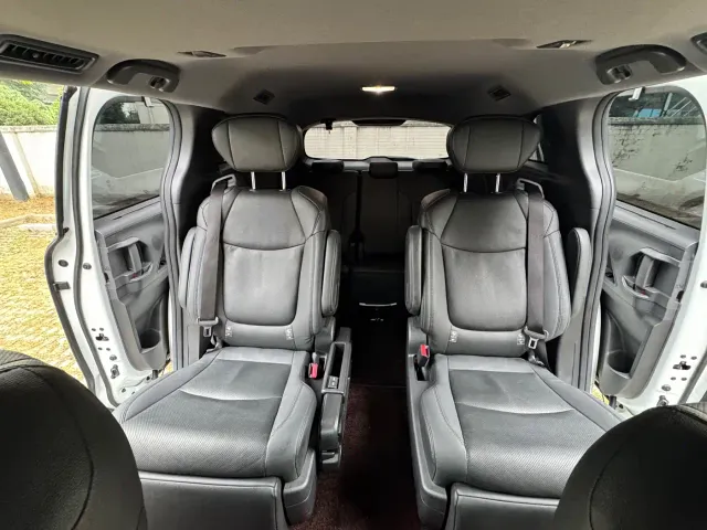 Toyota Sienna — Фото автомобиля 9