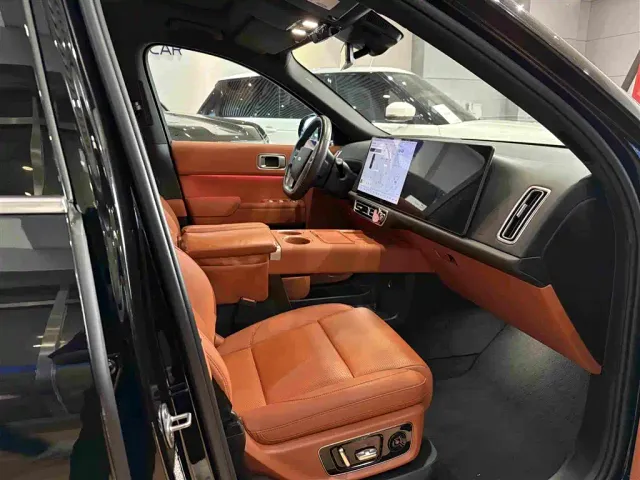 Li Auto L8 — Фото автомобиля 10