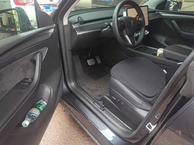 Tesla Model Y — Фото автомобиля 15