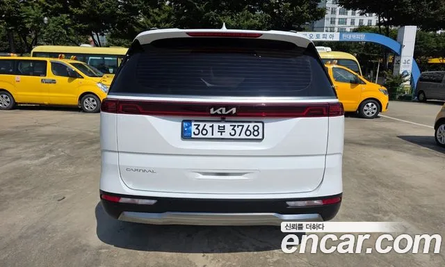 Kia Carnival Generation 4 — Фото автомобиля 3