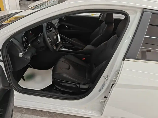 Hyundai Elantra — Фото автомобиля 14