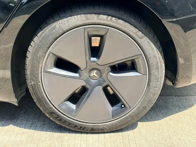 Tesla Model 3 — Фото автомобиля 15