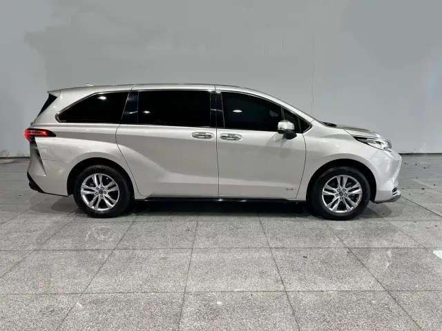 Toyota Sienna — Фото автомобиля 3