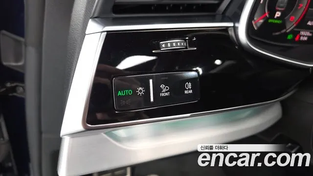 Audi Q8 55 TFSI quattro Premium — Фото автомобиля 27