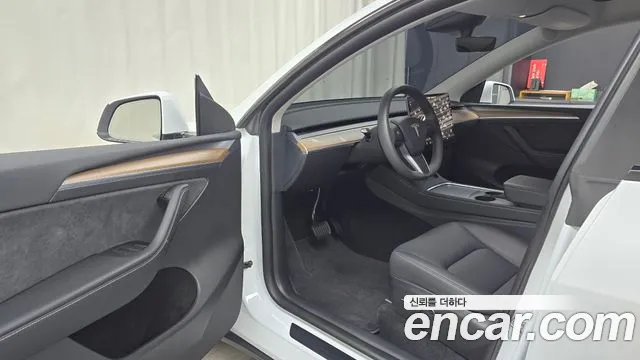 Tesla Model Y — Фото автомобиля 15