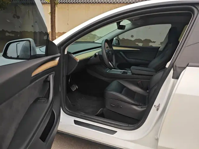 Tesla Model Y — Фото автомобиля 15