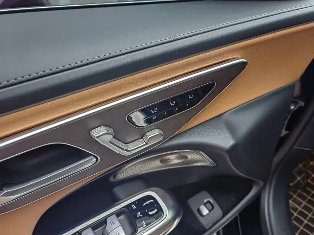 Mercedes-Benz E-Class — Фото автомобиля 3
