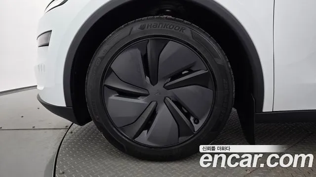 Tesla Model Y — Фото автомобиля 5